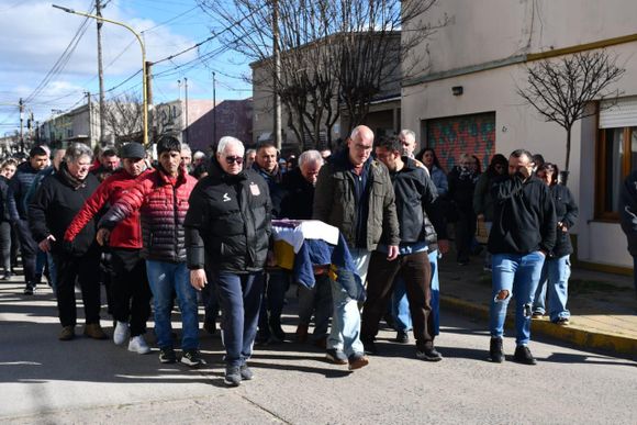 Así fue el último adiós a Juan Carlos "Chinchu" Gasparini, tres veces intendente de Roque Pérez y símbolo de superación