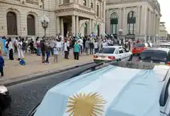 Padres autoconvocados se manifestaron para exigir la continuidad de la presencialidad