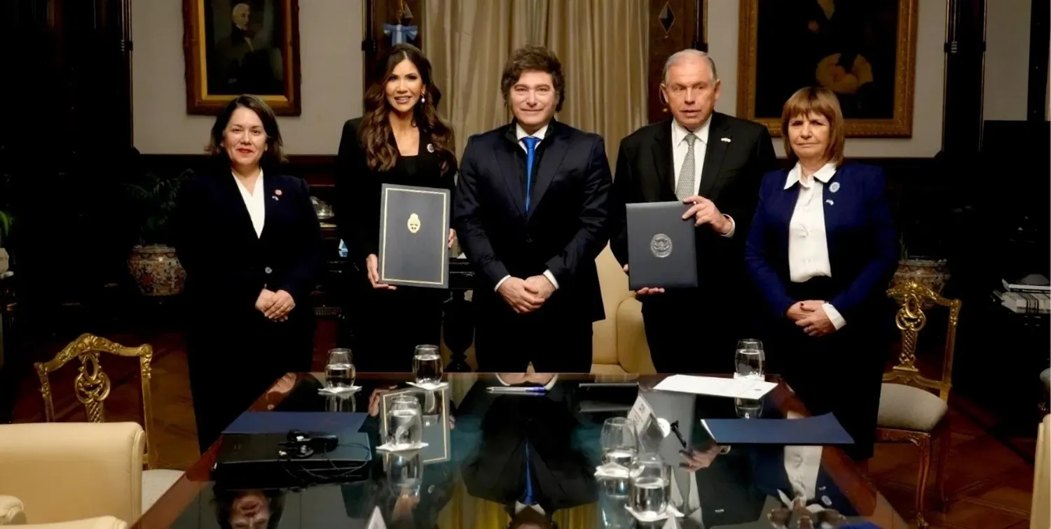 Milei recibió en Casa Rosada a la secretaria de Seguridad de EE.UU., Kristi Noem. Foto: Gentileza.