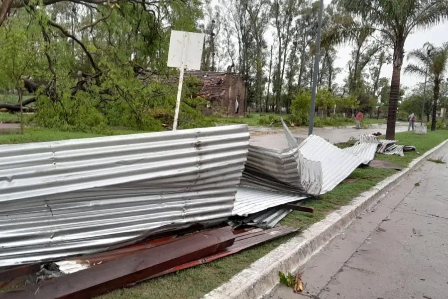 Tremendo temporal en Hersilia: volaron techos, árboles y varias familias fueron evacuadas