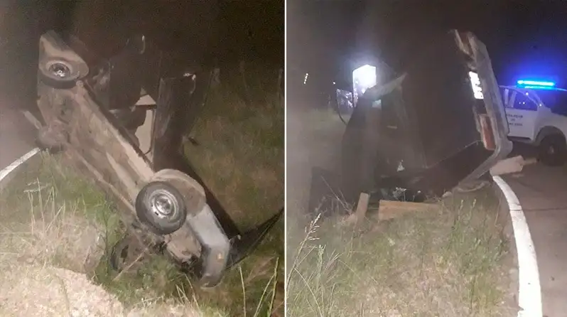 Un automóvil volcó y se incrustó en una alcantarilla: El conductor quedó atrapado