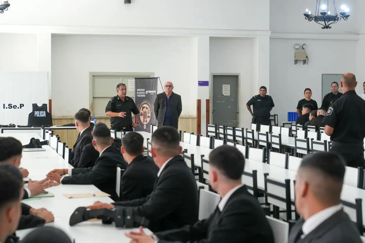 Santa Fe invirtió $33.000 millones y entregó equipamiento completo a 811 nuevos suboficiales - 5