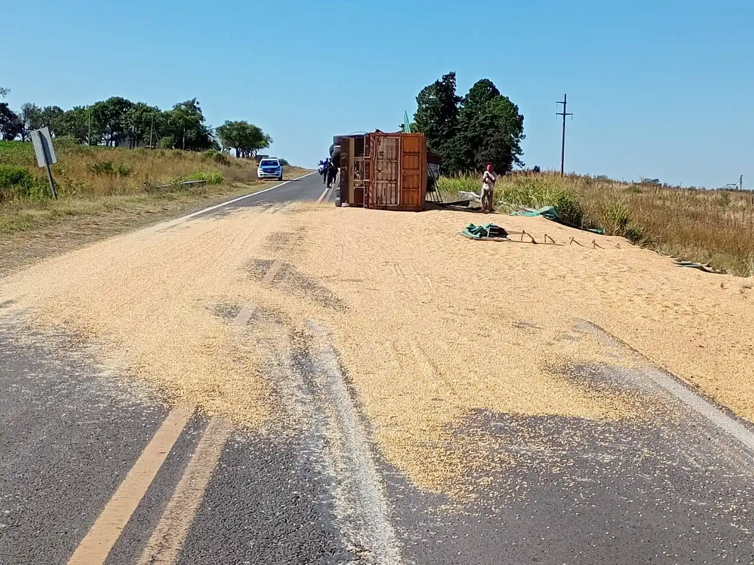 General Galarza: bomberos trabajaron por el vuelco de un acoplado en la Ruta 12