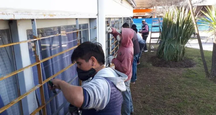 Beneficiarios de programas sociales pintan escuelas y mientras dure la obra cobrarán salario mínimo vital y móvil