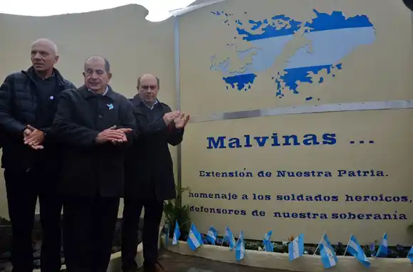 A días de inaugurado, ya le robaron todas las luces al monumento a los caídos en Malvinas
