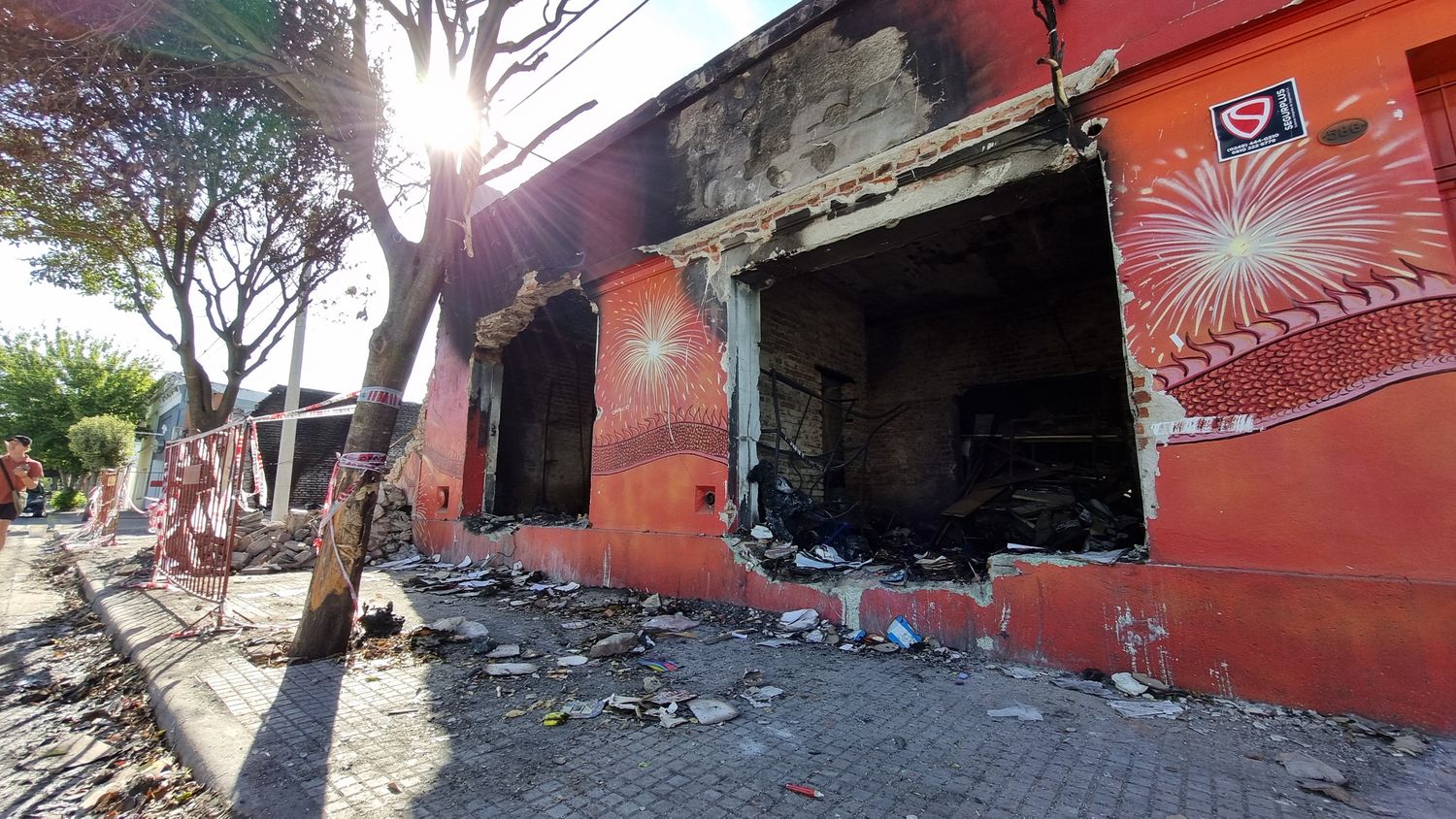 A dos semanas del incendio que arrasó con la papelera, comenzó la mudanza a un nuevo viejo local