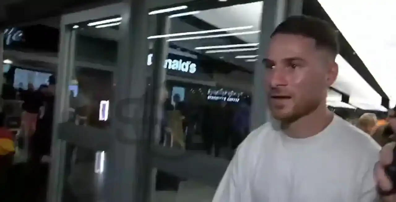 El jugador del Liverpool en el aeropuerto.
