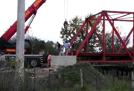Colocaron el puente de hierro sobre arroyo “El Sauce”