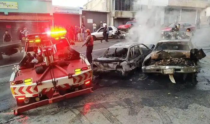¡EN LA COLA DE LA GASOLINA! Camioneta embiste contra otros carros y produce incendio en El Junquito