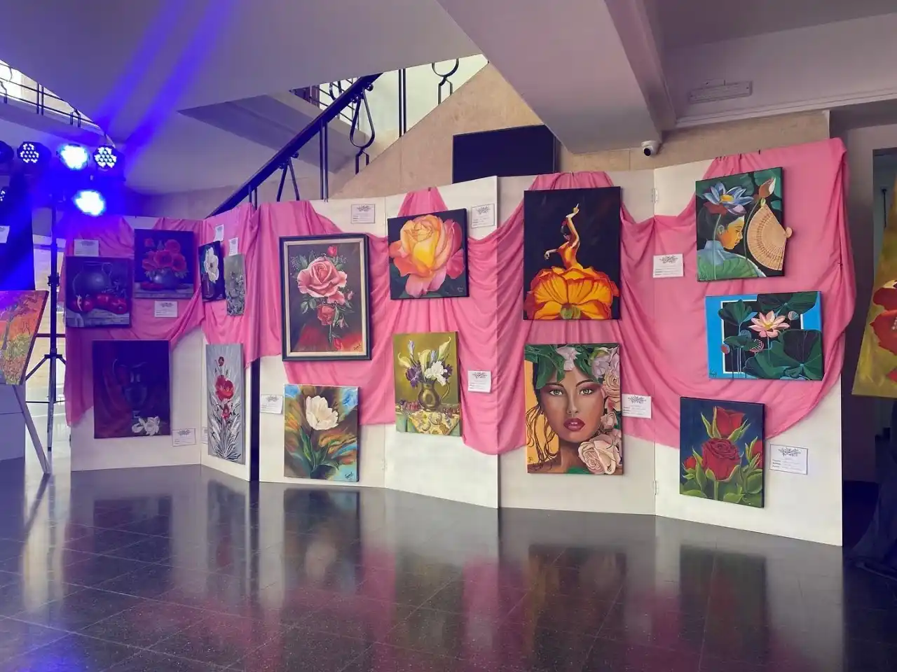 Muestra colectiva del Taller La Vanguardia en el hall del Cultural