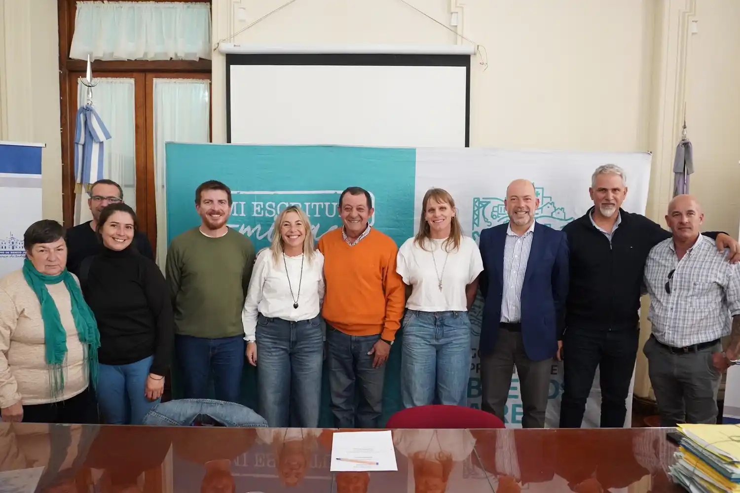 Se realizó un acto de firma de escrituras en Benito Juárez