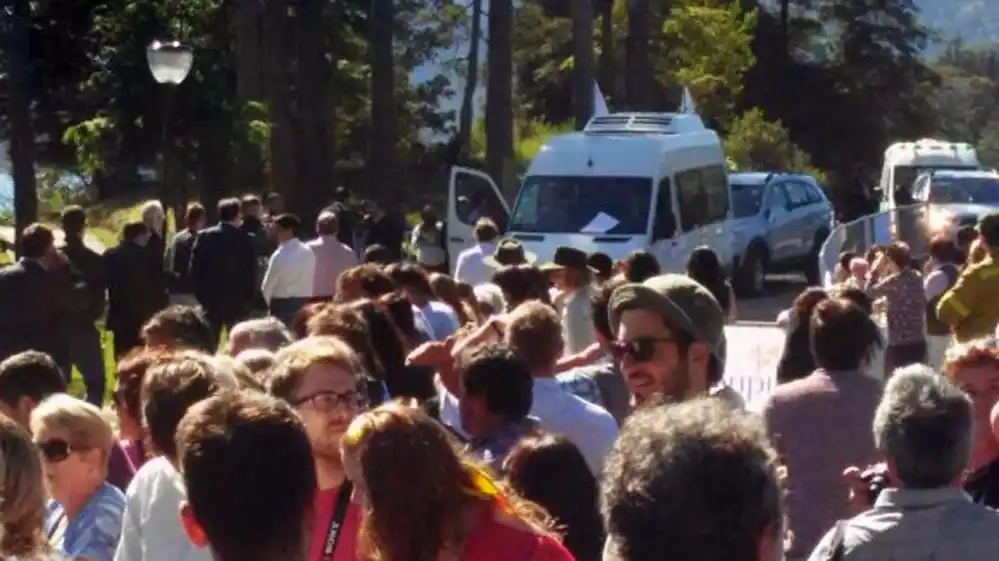 Agredieron a Mauricio Macri: rompieron dos vidrios de su auto