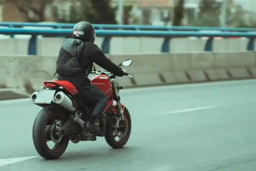 Engañaron a un chofer de moto de una aplicación de traslados y lo asaltaron en barrio Industrial
