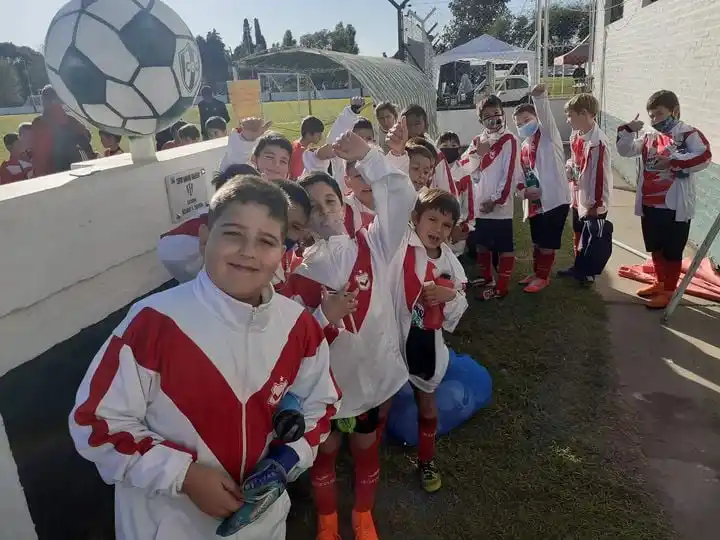 Hoy finaliza el Torneo Infantil en Centro Bancario. Al mediodía se juegan las semifinales y luego la final del certamen. En la gráfica vemos a Quilmes que fue uno de los representantes locales.