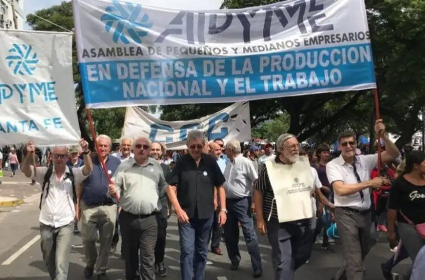 "Se beneficia el trabajo extranjero mientras se da un golpe de gracia a la producción y trabajo local", indicaron.