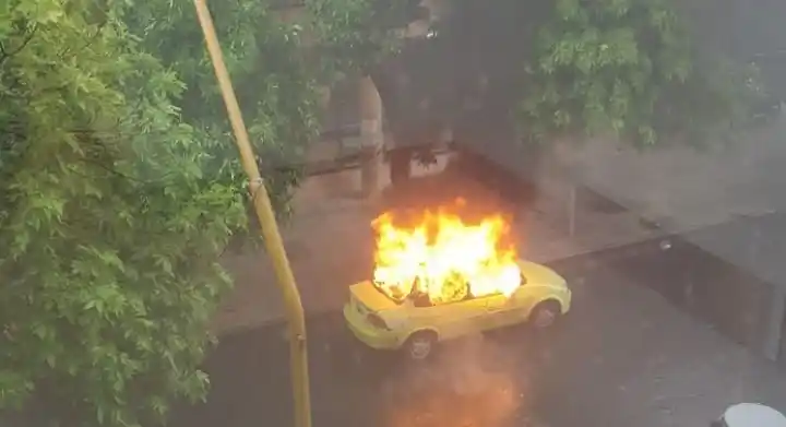 Se incendió un remis frente al CEMAFE
