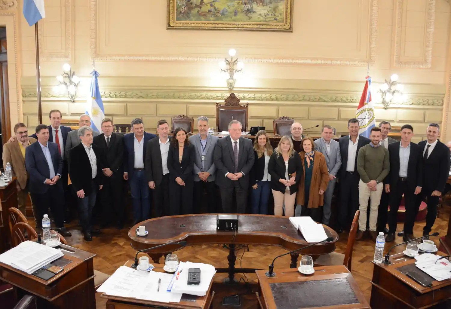 Los legisladores luego de la aprobación de la ley.