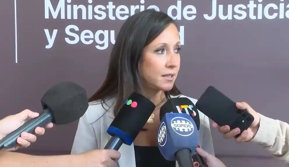 El informe fue presentado por  la subsecretaria de Legal y Técnica del Ministerio de Justicia y Seguridad, Blanca Diakaki