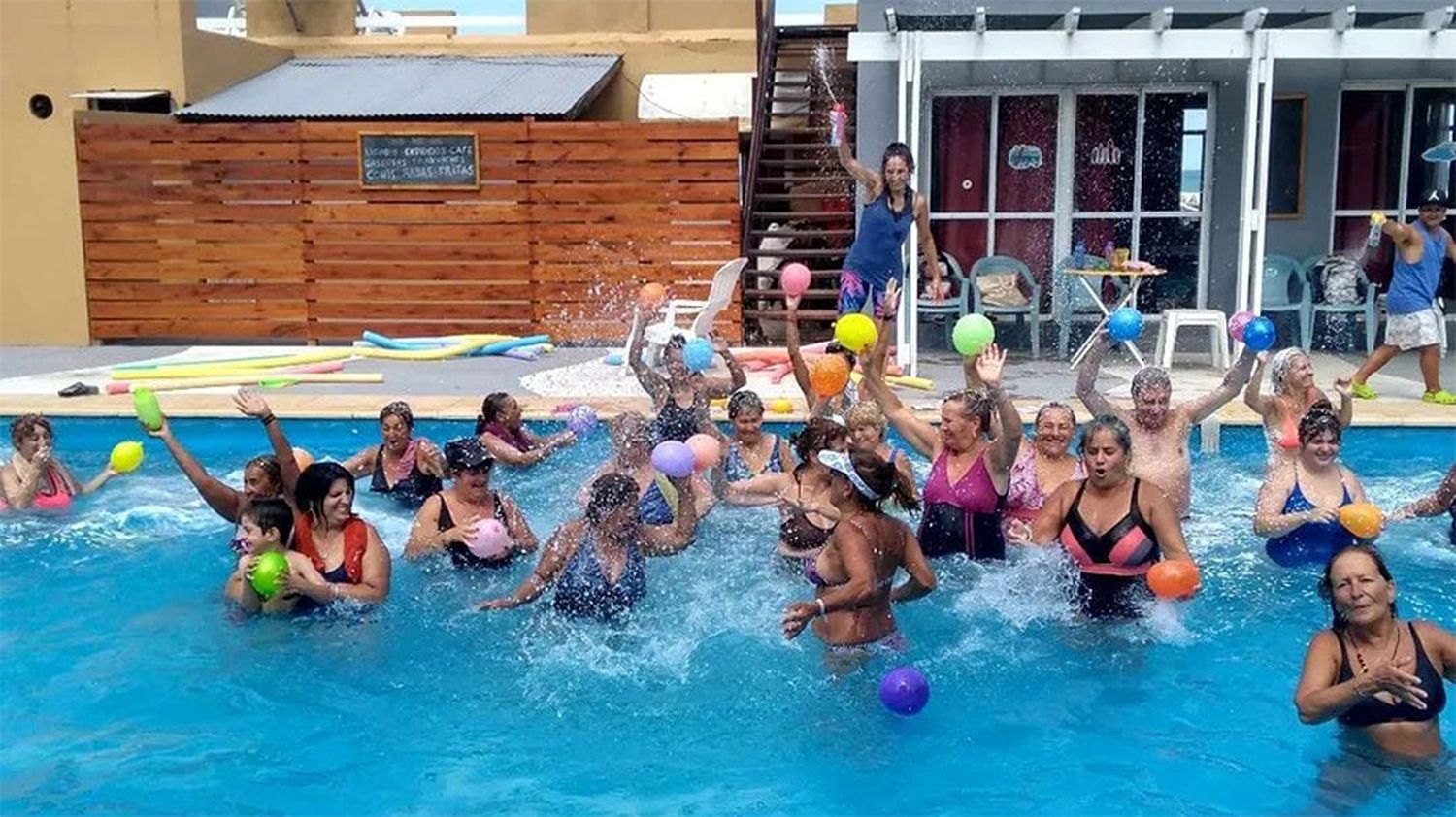 Comienzan el aquagym y las caminatas guiadas de verano
