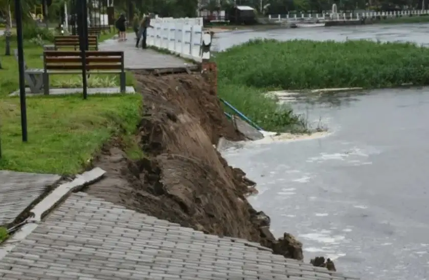 Por las intensas precipitaciones, se derrumbó parte de la costanera de una ciudad correntina