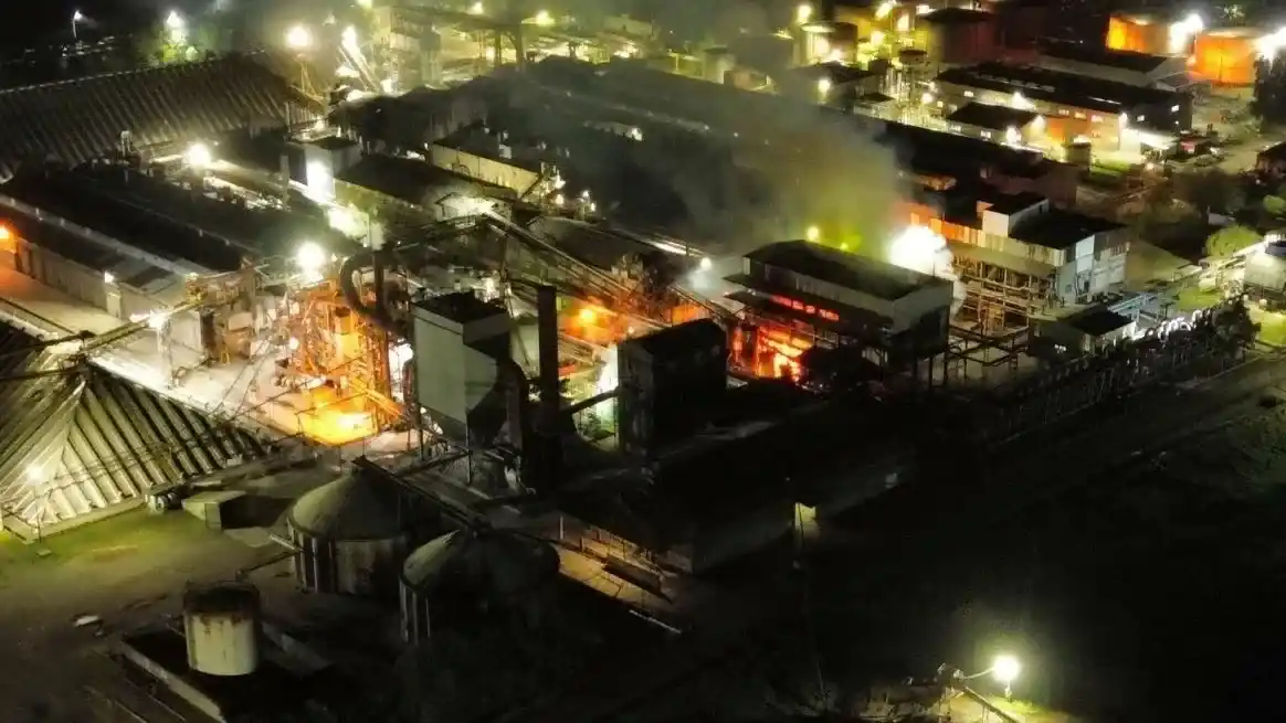 Voraz incendio en Vicentin de Ricardone: preocupación por materiales inflamables