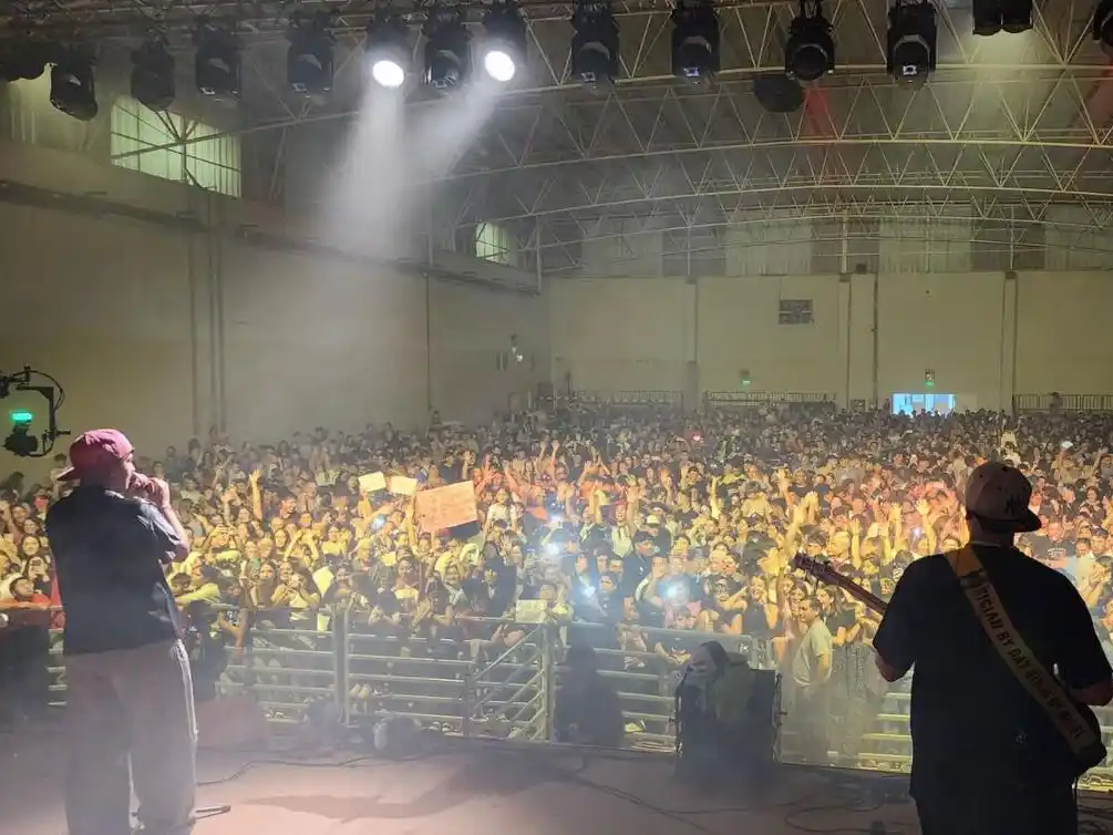 El Polideportivo Municipal se llenó de público para asistir a los shows centrales, entre ellos el cierre con Max Carra - (Fotos Prensa de la Municipalidad de Coronel Dorrego)