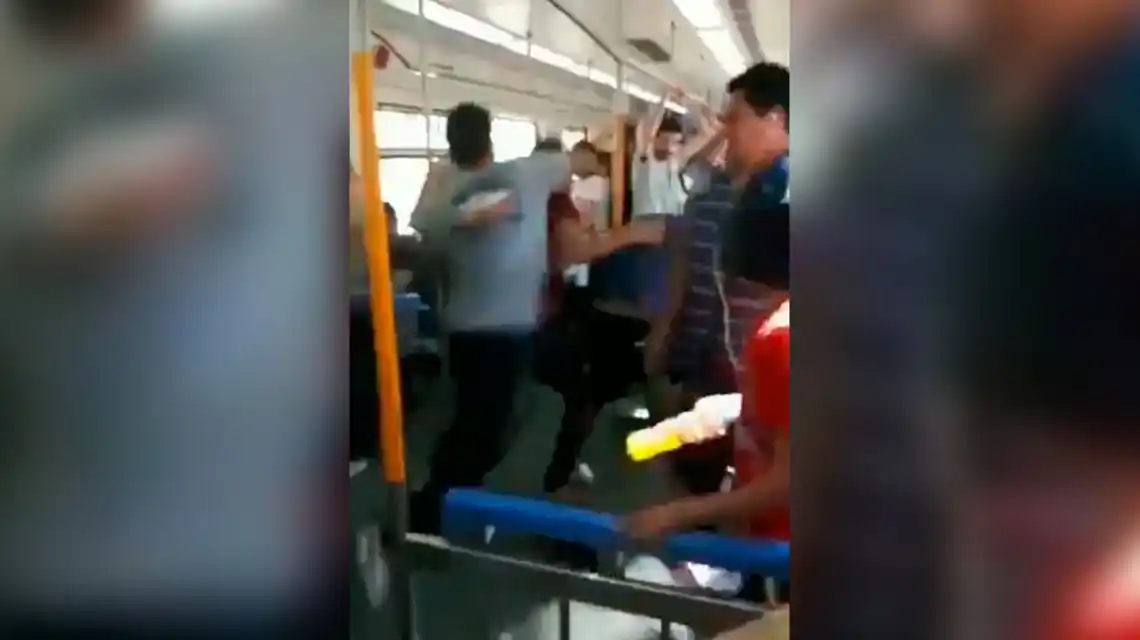 Brutal pelea "todos contra todos" a bordo del tren Roca