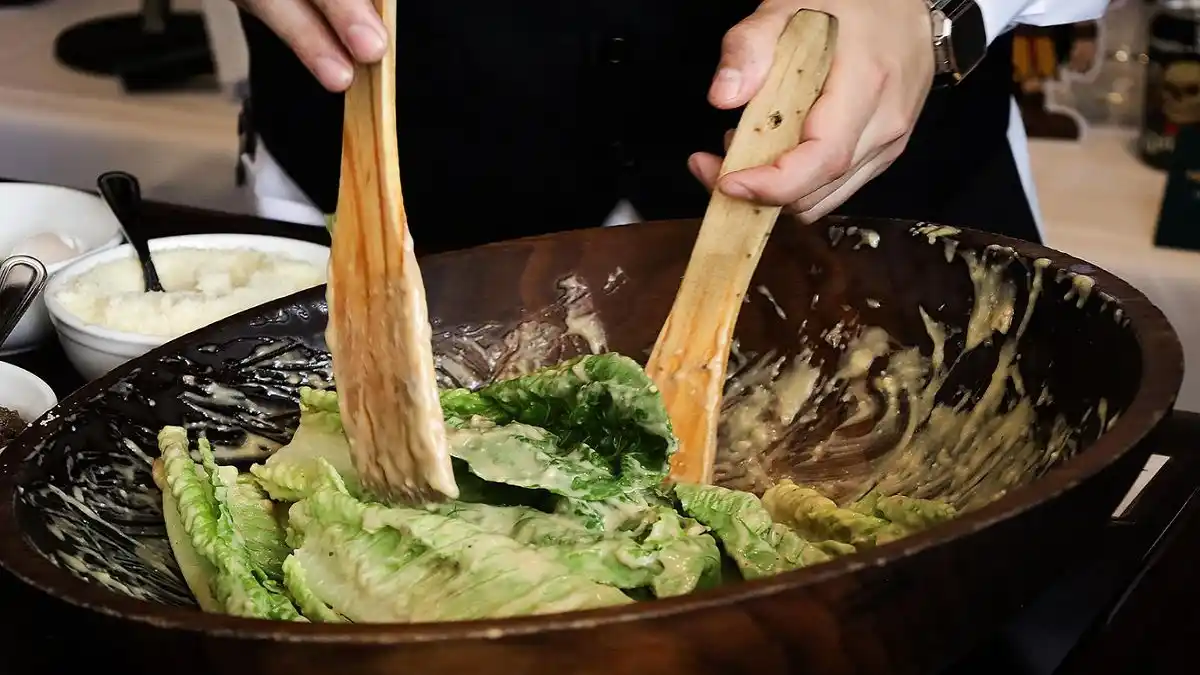LA ENSALADA CÉSAR cumple 100 AÑOS: te contamos dónde se creó y cómo se hizo famosa