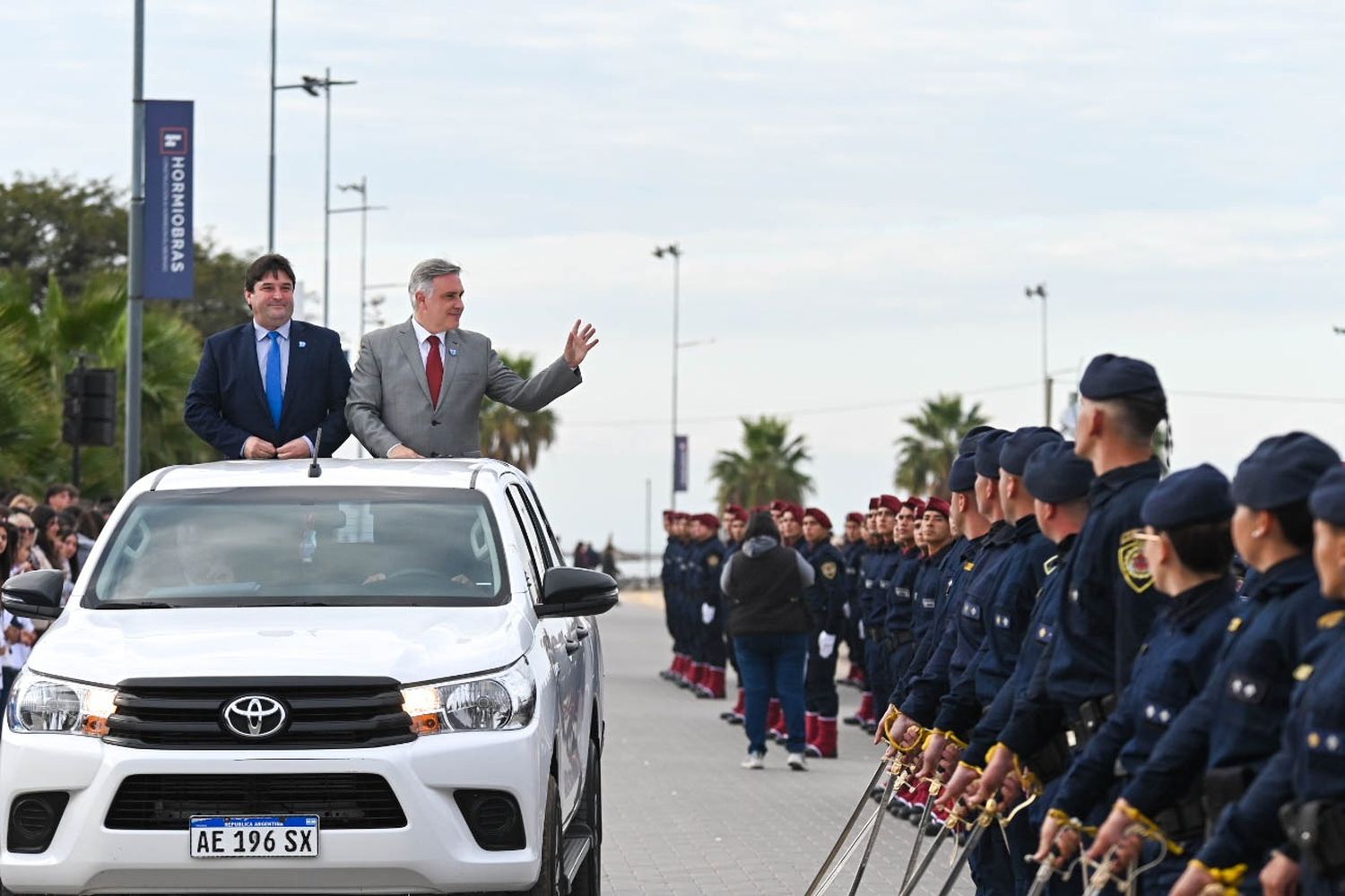 El gobernador de Córdoba formo parte de un acto en Miramar, por el Día de la Bandera.