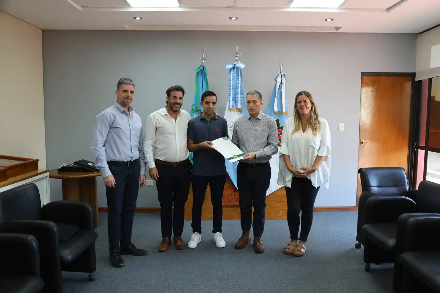 Esteban Echeverría: Gray entregó decreto de promoción industrial a la empresa Euroswiss, que se instalará en el distrito