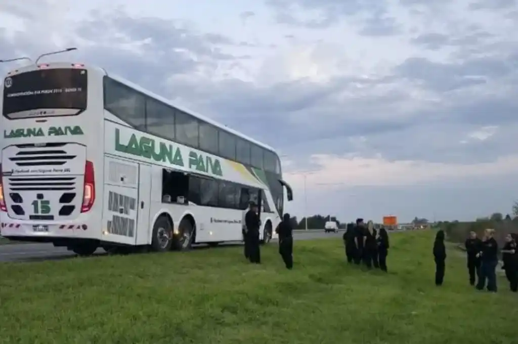 Agentes del Comando Radioeléctrico Central tomando entrevistas en el lugar del hecho. Credit: Gentileza.