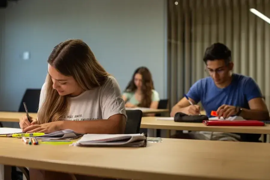 108 estudiantes recibirán becas universitarias