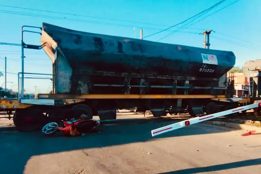 Zona oeste: fuerte choque entre un motociclista y un tren