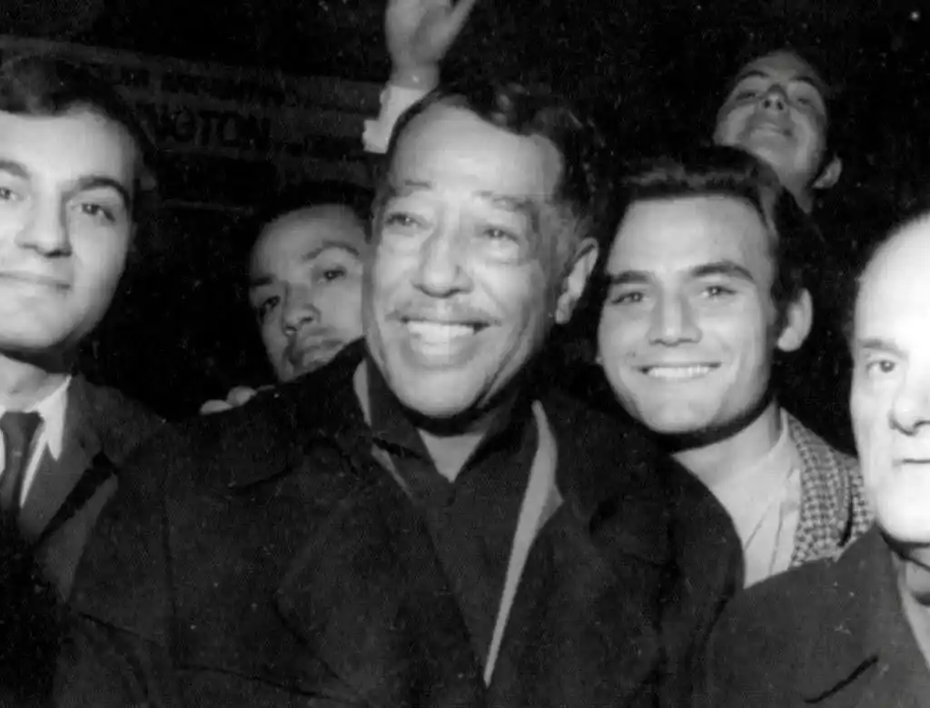 Duke Ellington en Buenos Aires, rodeado de jóvenes admiradores, entre ellos un joven Carlos Inzillo (segundo desde la derecha).
