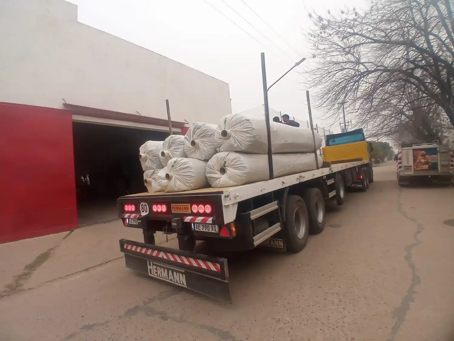 Bomberos: llegó el césped sintético para la cancha de fútbol