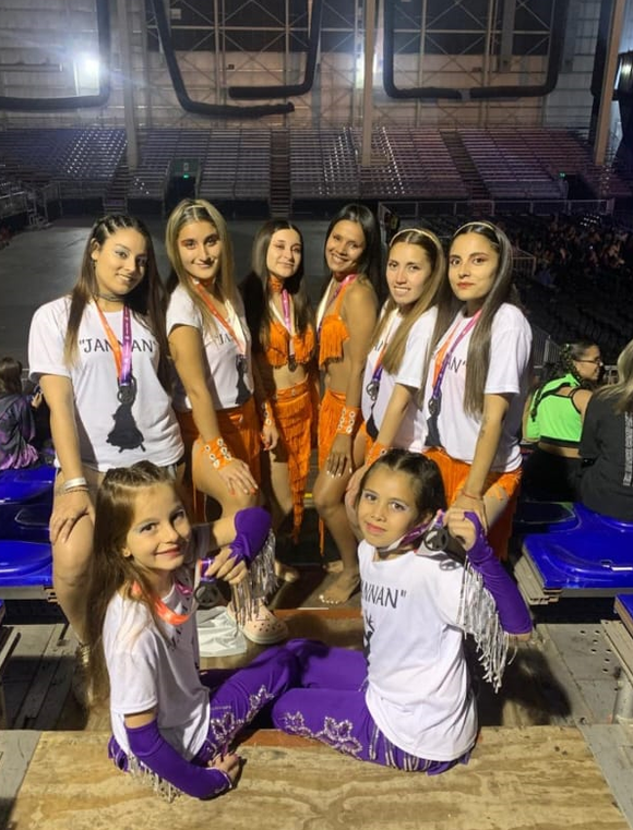 Campeonas en la categoría árabe tradicional en la competencia Sudamericana de Danzas