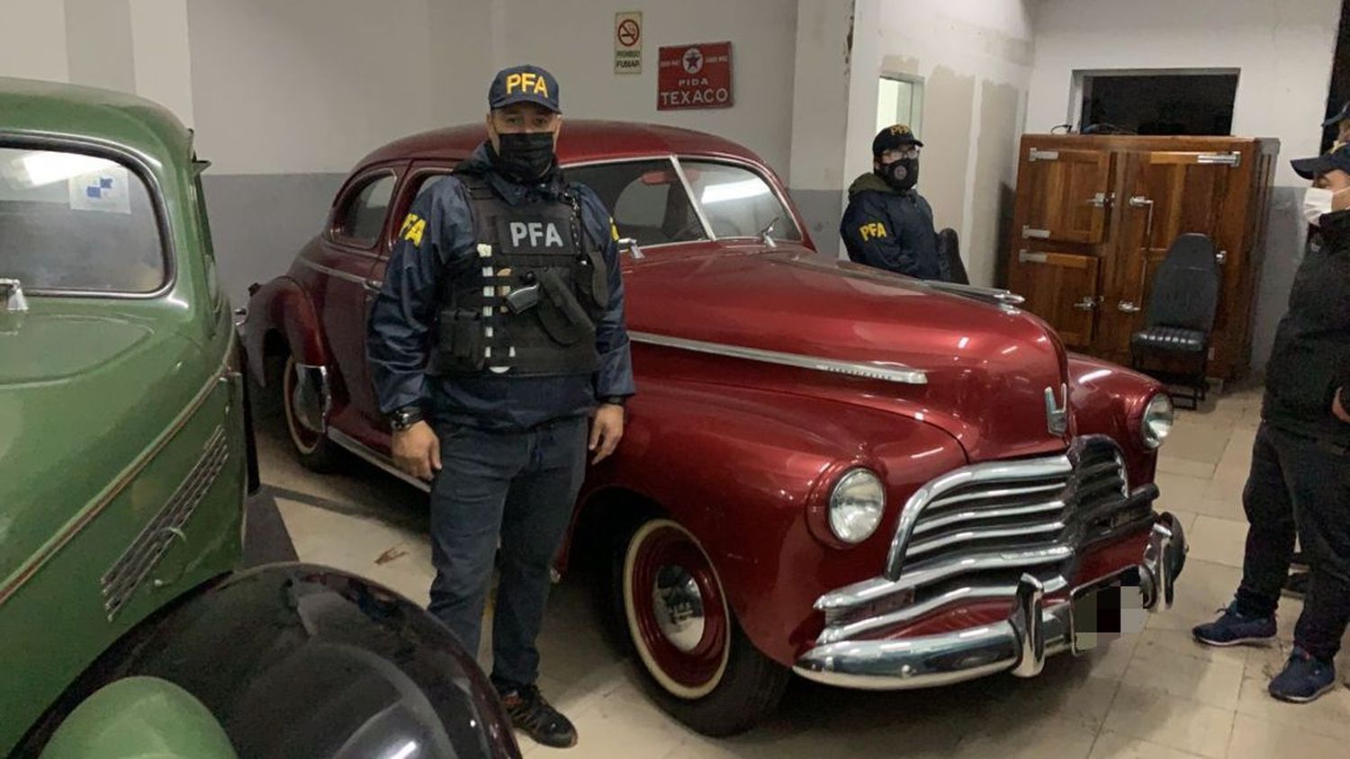 Banda delictiva vendía autos adulterados: Tenían 115 vehículos antiguos y hasta un tanque de guerra 