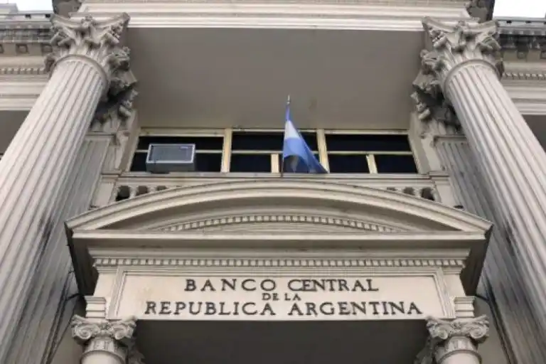 Ofrecerán cuentas bancarias a extranjeros para que no vendan dólares mercado “blue”