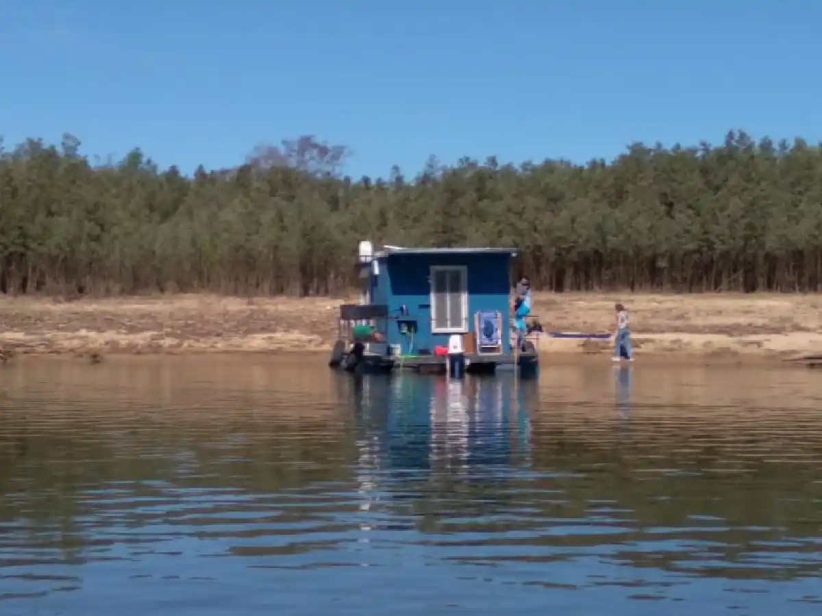 Un sanfrancisqueño creó su propia “casa flotante”  para disfrutar del río