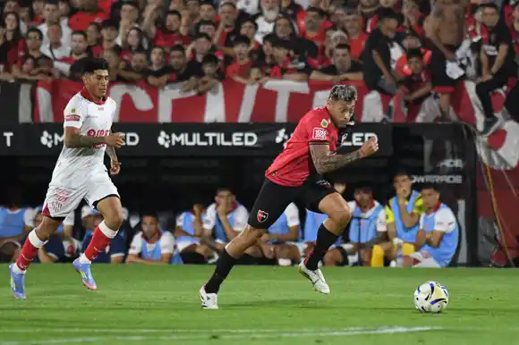 Newell’s se hunde en su propio laberinto: Bernardi debutó, pero la Lepra volvió a tropezar en casa