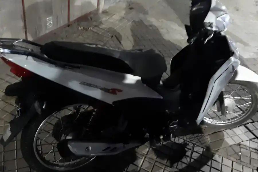 Dos mujeres detenidas tras intentar fugarse en una moto con pedido de captura