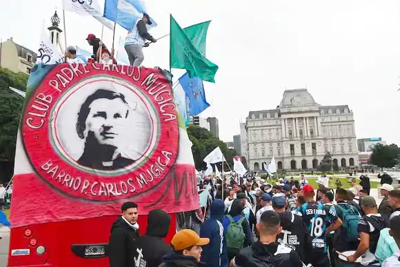 El arzobispo García Cuerva honra la memoria de Carlos Mugica y lanza críticas a la clase política