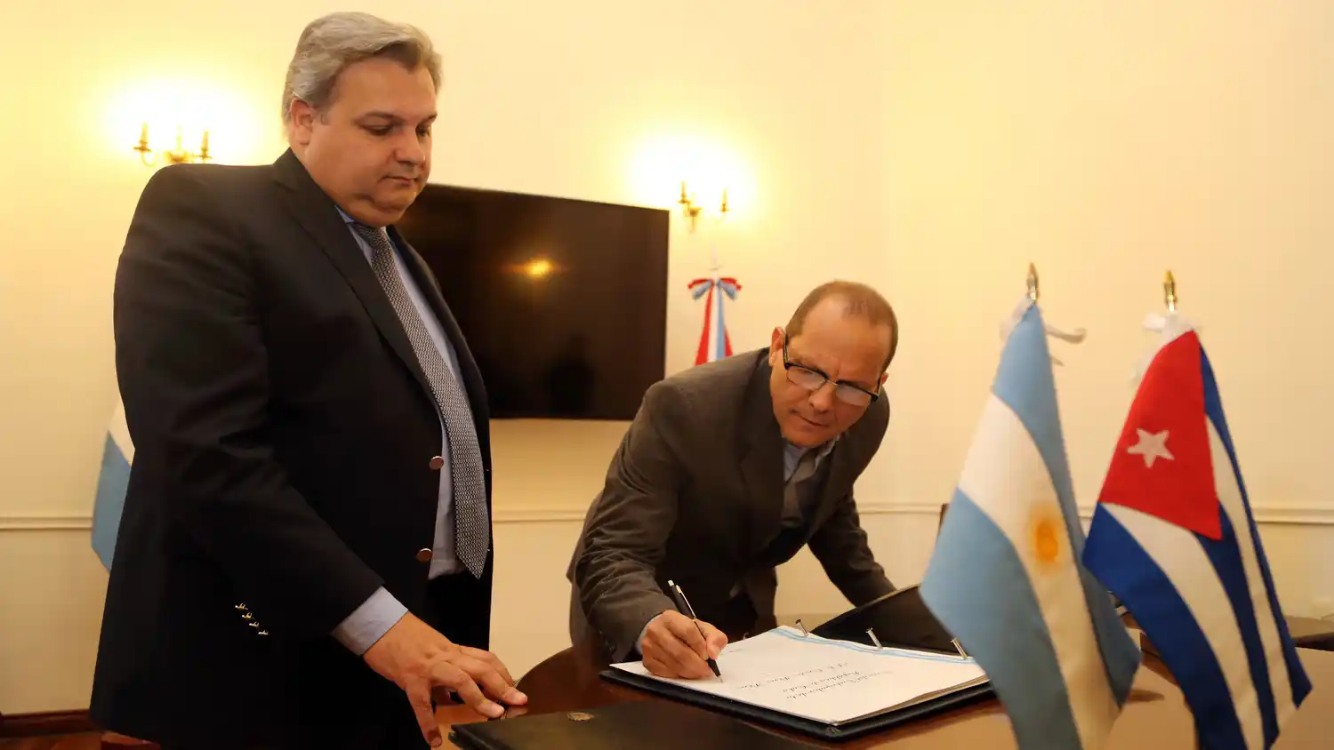 Farías recibió al embajador de la República de Cuba