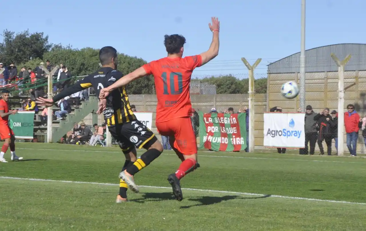 FOTO PRENSA CÍRCULO DEPORTIVO Berlo y Enríquez van por la pelota sobre un costado.