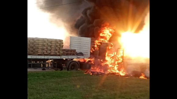 Ruta 9: la cabina de un camión quedó consumida por el fuego