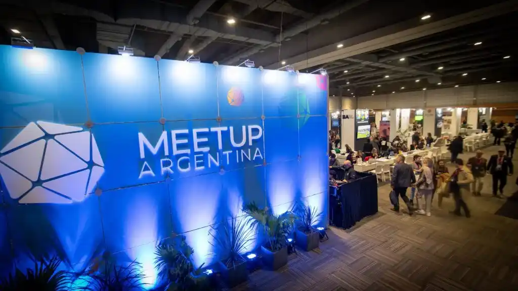 Expositores y visitantes se reúnen en el Centro de Convenciones de Buenos Aires durante el Meet Up Argentina