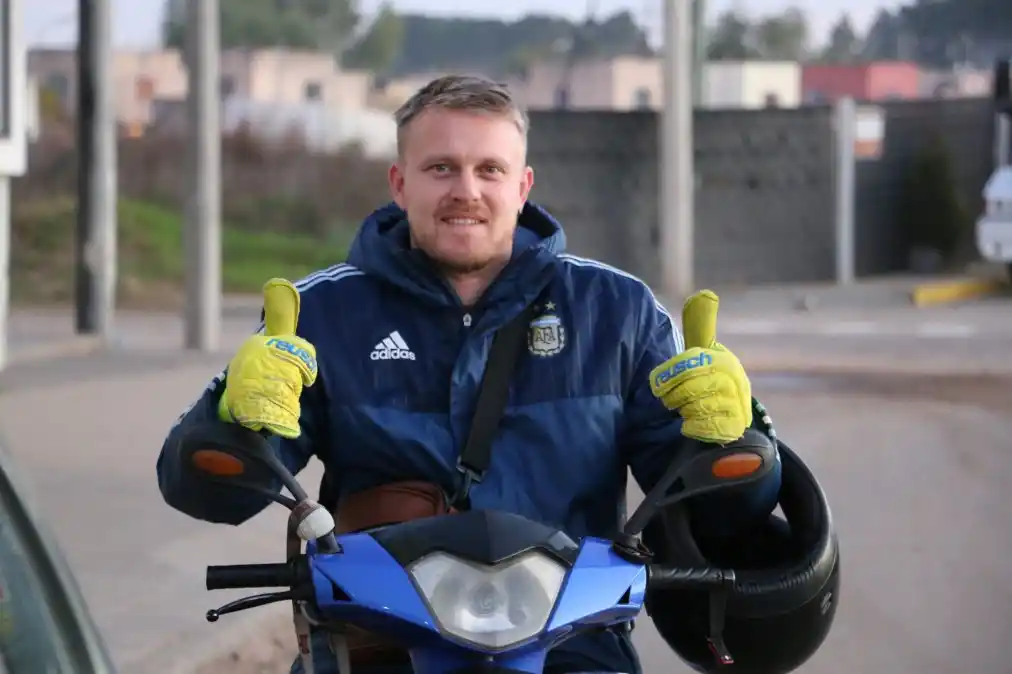 pemstrongComo en el 2008, antes de irse a jugar a Boca Juniors, “Xuxa” volvió a hacer trabajos de cadetería /strong/em/p