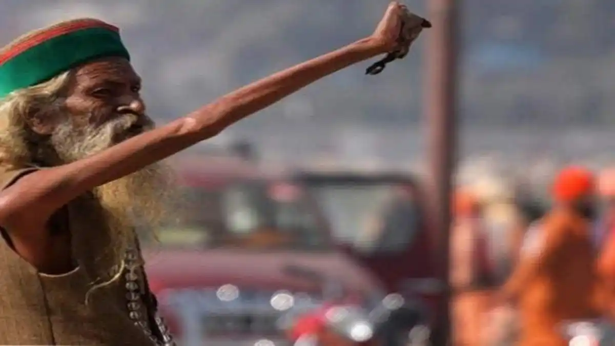ESTE ES AMAR BHARATI el hombre que lleva 50 años con un brazo levantado