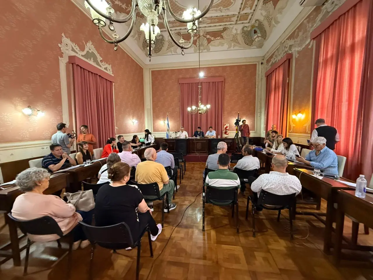 Estos son los vecinos que deben aprobar el incremento previo al presupuesto 2025 y el endeudamiento para la compra de un camión recolector. Foto: La Opinión & Sin Galera.