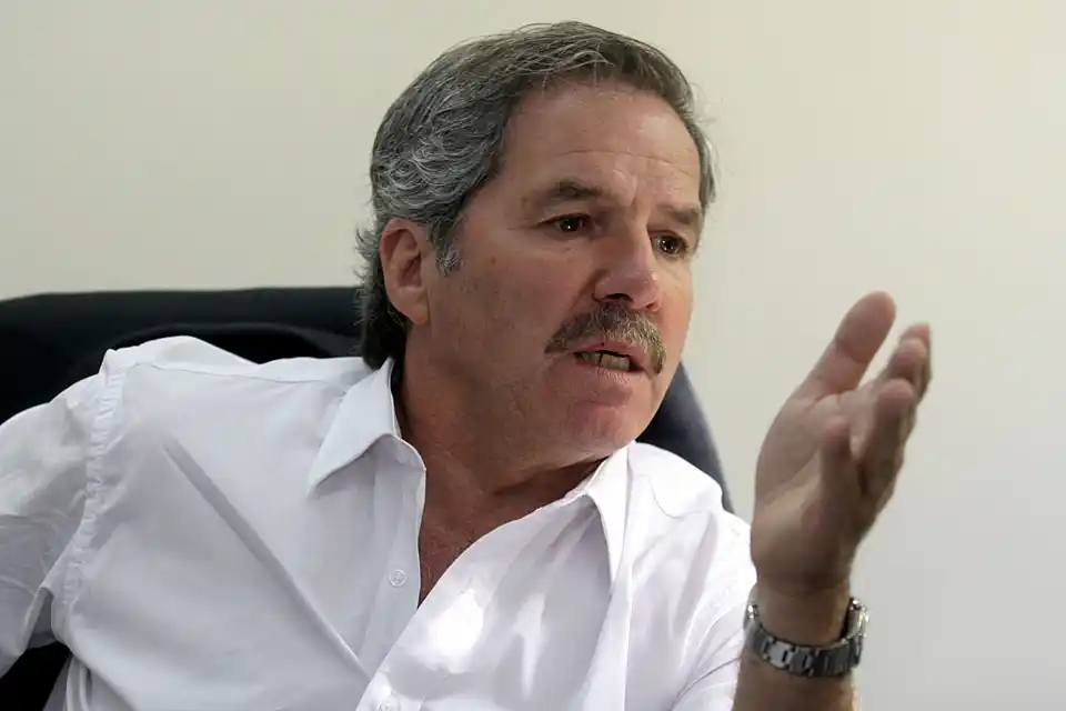 Solá apuntó contra Aníbal: "Si quiere ser candidato que deje su cargo"